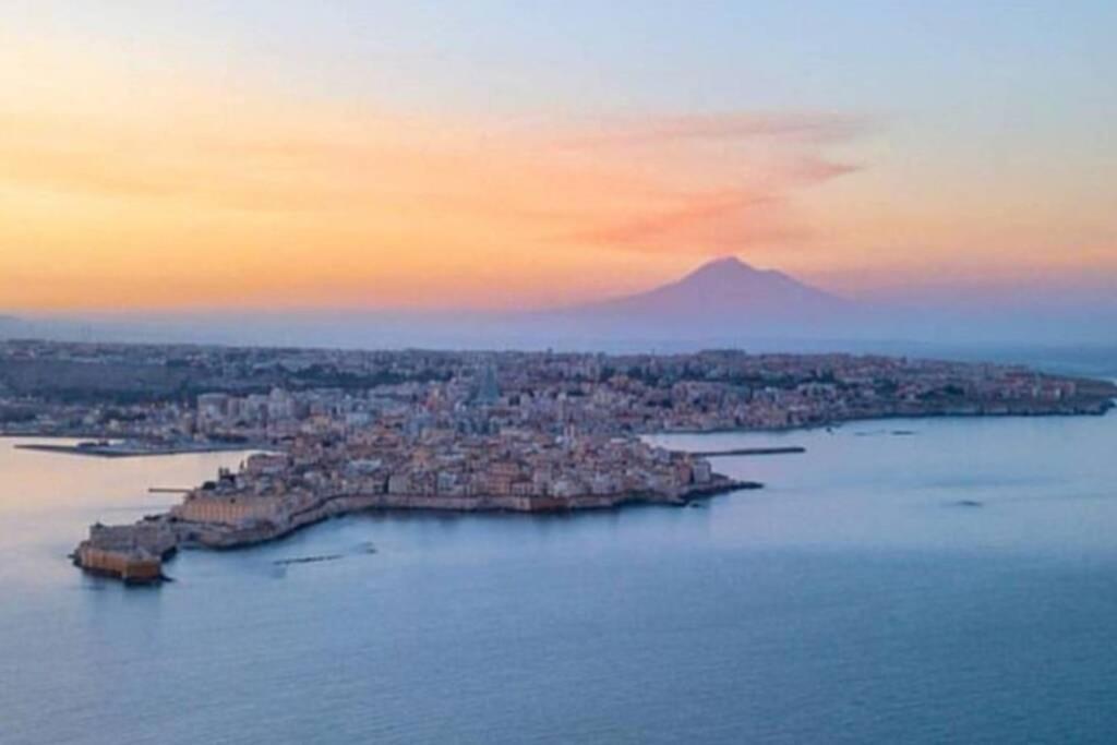 Sea-View Terrace & Bikes Moon Ortigia Holiday Home Сиракуза Екстериор снимка